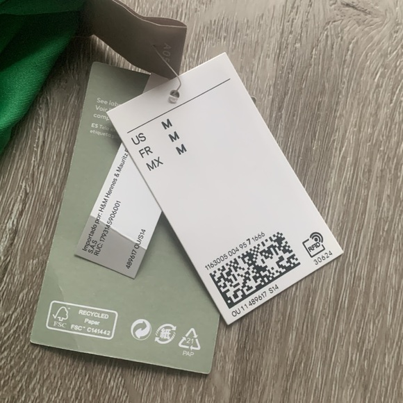 ☀️ H&M Rich green bodysuit, ruched sides, spaghetti strapsNWT - Picture 2 of 2